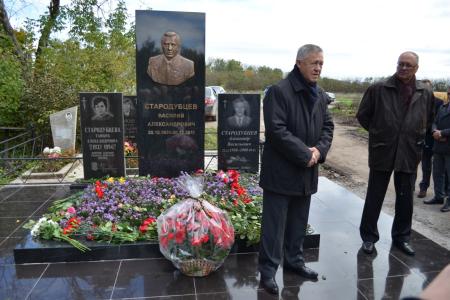 Тульская область. На могиле В.А.Стародубцева в селе Спасское Новомосковского района открыт памятник