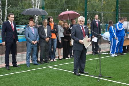 Первый секретарь Нижнекамского городского комитета КПРФ Альберт Ягудин принял участие в открытии детской площадки и спорткомплекса в Нижнекамске