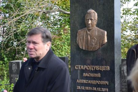 Тульская область. На могиле В.А.Стародубцева в селе Спасское Новомосковского района открыт памятник