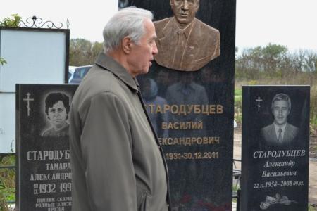 Тульская область. На могиле В.А.Стародубцева в селе Спасское Новомосковского района открыт памятник