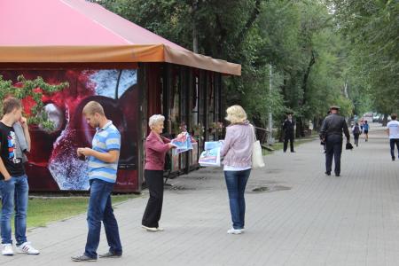 В Волгограде коммунисты пикетировали приемную полпреда президента 