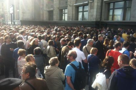  У здания Госдумы более тысячи человек протестуют против намерения "ЕР" в 17.00 протащить закон о ликвидации РАН