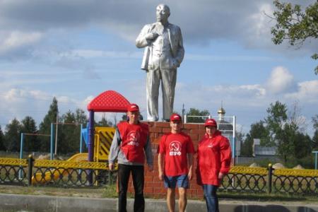 Брянские комсомольцы совершили поездку по местам боевой славы своей области