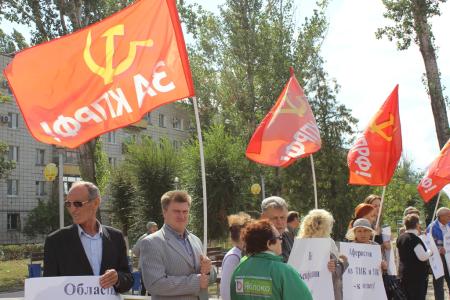 В Волгограде в пятницу прошел пикет под лозунгом «Аферистов из ТИК и УИК – к ответу»