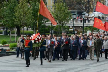 Коммунисты возложили цветы к Могиле Неизвестного солдата у Кремлевской стены в связи 68-й годовщиной Победы над милитаристской Японией