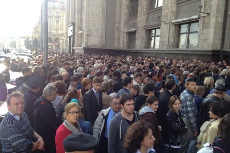  У здания Госдумы более тысячи человек протестуют против намерения "ЕР" в 17.00 протащить закон о ликвидации РАН