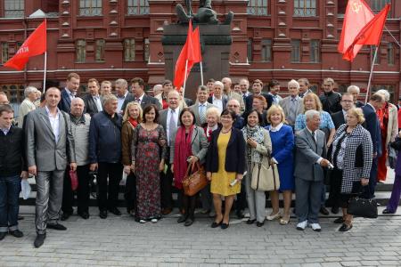 Коммунисты возложили цветы к Могиле Неизвестного солдата у Кремлевской стены в связи 68-й годовщиной Победы над милитаристской Японией