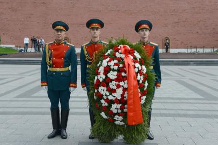 Коммунисты возложили цветы к Могиле Неизвестного солдата у Кремлевской стены в связи 68-й годовщиной Победы над милитаристской Японией