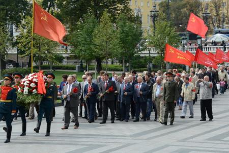 Коммунисты возложили цветы к Могиле Неизвестного солдата у Кремлевской стены в связи 68-й годовщиной Победы над милитаристской Японией