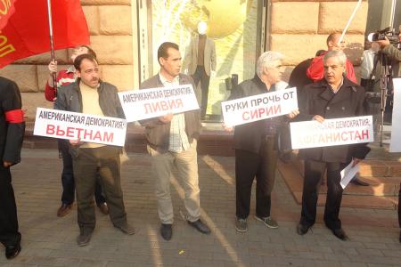«Сирии – да! Агрессии – нет!». Коммунисты провели митинг возле посольства США в Москве