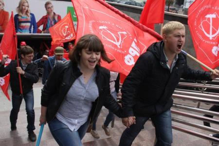 «Антикапитализм-2013». Комсомольцы прошли по улицам Екатеринбурга с красными знаменами