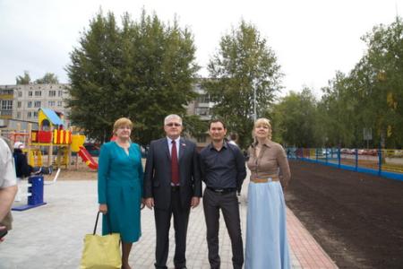 Первый секретарь Нижнекамского городского комитета КПРФ Альберт Ягудин принял участие в открытии детской площадки и спорткомплекса в Нижнекамске