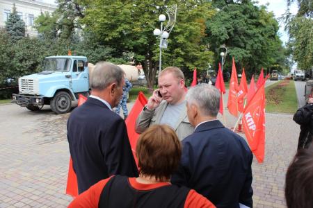 Депутат Госдумы Н.В. Арефьев попросил полпреда президента прекратить насилие над сталинградскими коммунистами