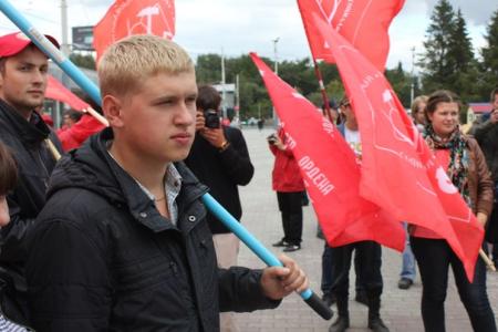 «Антикапитализм-2013». Комсомольцы прошли по улицам Екатеринбурга с красными знаменами