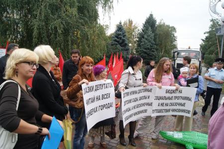 Протестующих возле правительства Волгоградской области выживают уборочной техникой