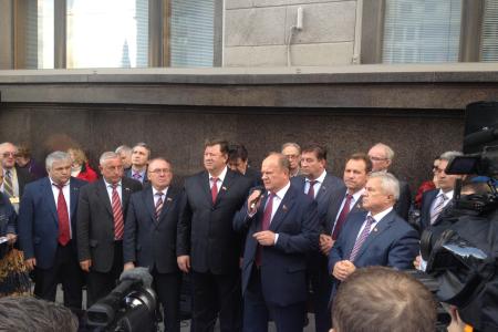  У здания Госдумы более тысячи человек протестуют против намерения "ЕР" в 17.00 протащить закон о ликвидации РАН