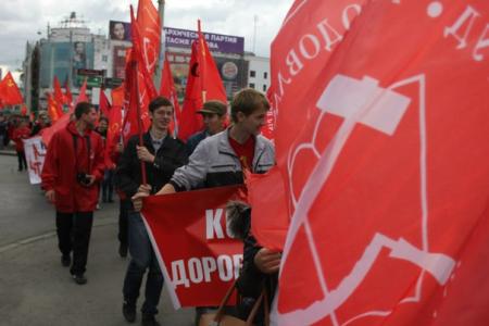 «Антикапитализм-2013». Комсомольцы прошли по улицам Екатеринбурга с красными знаменами