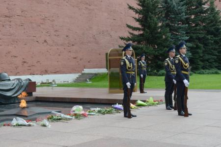Коммунисты возложили цветы к Могиле Неизвестного солдата у Кремлевской стены в связи 68-й годовщиной Победы над милитаристской Японией