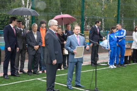 Первый секретарь Нижнекамского городского комитета КПРФ Альберт Ягудин принял участие в открытии детской площадки и спорткомплекса в Нижнекамске