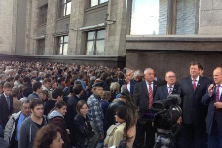  У здания Госдумы более тысячи человек протестуют против намерения "ЕР" в 17.00 протащить закон о ликвидации РАН