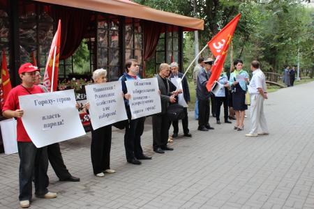 В Волгограде коммунисты пикетировали приемную полпреда президента 