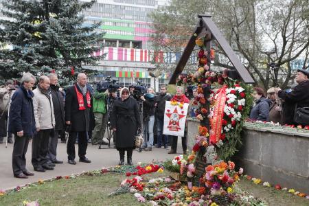 Москва. Панихида по погибшим в ходе расстрела демонстрации в Останкино 3 октября 1993 года