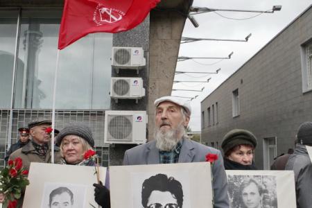 Москва. Панихида по погибшим в ходе расстрела демонстрации в Останкино 3 октября 1993 года
