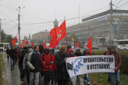 Омск. Комсомольцы провели марш «Антикапитализм-2013»