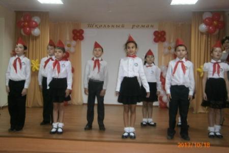 Самарские комсомольцы поздравили учителей и учащихся с юбилеем школы
