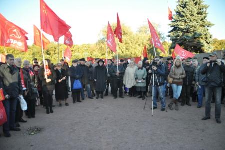 Помним настоящих героев: Митинг памяти защитников Дома Советов в Санкт-Петербурге
