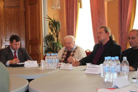 Депутаты-коммунисты приняли участие в работе круглого стола любителей истории