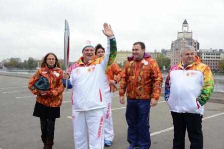 Видео. Г.А.Зюганов и представители КПРФ приняли участие в московском этапе эстафеты Олимпийского огня