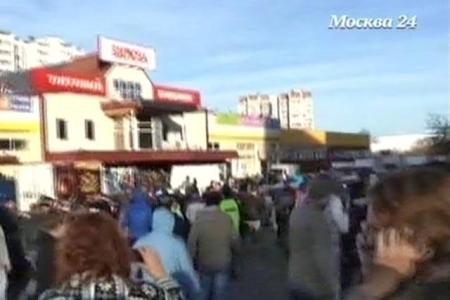 Очередные массовые волнения в Москве в связи с бездействием полиции и властей, бесчинствами мигрантов. Толпа в Бирюлеве разгромила торговый центр и прорвалась на овощебазу