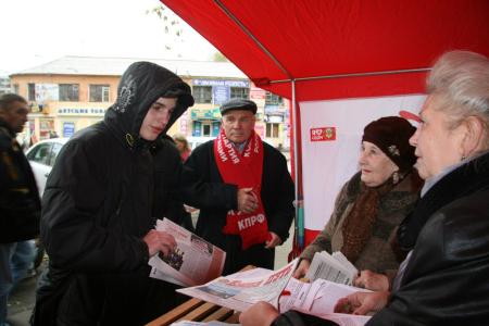Омск. Акция КПРФ в память о защитниках Дома Советов