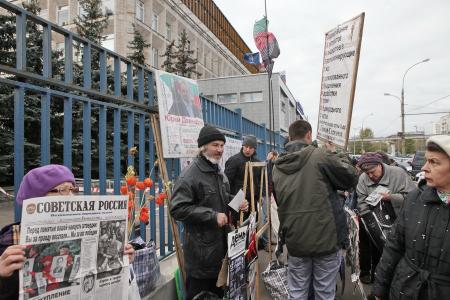 Москва. Панихида по погибшим в ходе расстрела демонстрации в Останкино 3 октября 1993 года