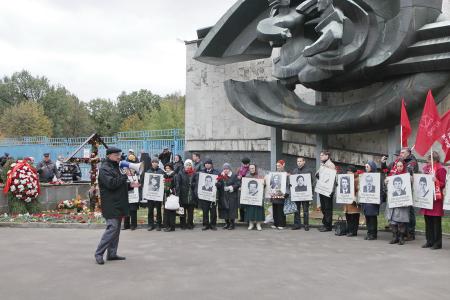 Москва. Панихида по погибшим в ходе расстрела демонстрации в Останкино 3 октября 1993 года