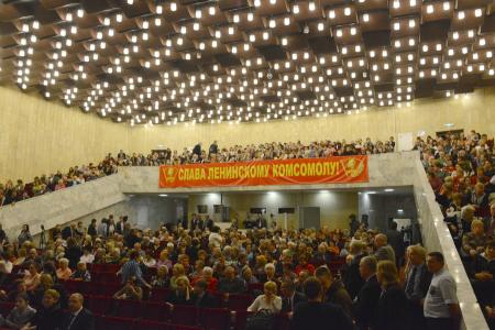 Московские коммунисты и комсомольцы провели торжественный вечер в Москве в честь 95-й годовщины создания ВЛКСМ