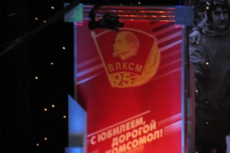 Заметки очевидца с концерта в Кремле в честь 95-летия ВЛКСМ: Есть что-то мистическое, когда банкиры и олигархи, хозяева жизни поднимаются на сцену и с горящими глазами говорят о палатках на стройках Братской ГЭС...