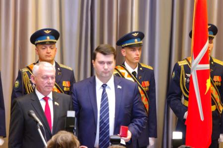 Решением Тульской городской думы депутат – коммунист Госдумы Олег Лебедев за активную деятельность по защите экологии награжден почетным серебряным знаком «За вклад в развитие города Тулы»