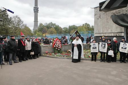 Москва. Панихида по погибшим в ходе расстрела демонстрации в Останкино 3 октября 1993 года