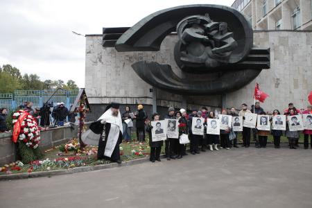 Москва. Панихида по погибшим в ходе расстрела демонстрации в Останкино 3 октября 1993 года