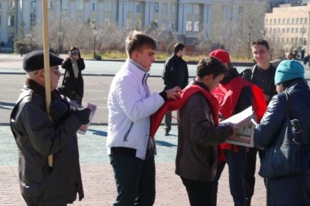 Коммунисты Читы ведут на улице сбор подписей за отставку российского правительства