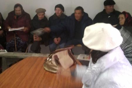 Депутат-коммунист помогает в строительстве клуба в деревне Тараканова Тюменской обласи
