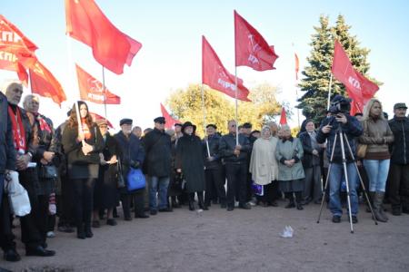 Помним настоящих героев: Митинг памяти защитников Дома Советов в Санкт-Петербурге