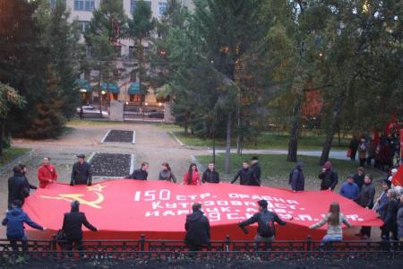 Новосибирцы почтили память защитников Верховного Совета