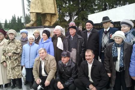 Тюменская область. В день рождения ВЛКСМ коммунисты и комсомольцы провели митинг возле памятника В.И. Ленину