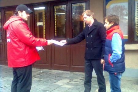 В Великом Новгороде прошли одиночные пикеты, посвящённые 20-й годовщине трагических событий октября 1993 года
