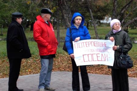 Алтайские коммунисты помогают пострадавшим от мошенников барнаульцам, объявившим голодовку