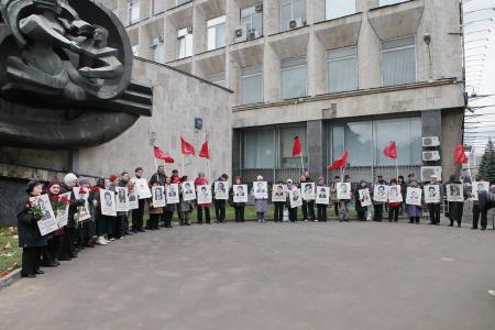 Москва. Панихида по погибшим в ходе расстрела демонстрации в Останкино 3 октября 1993 года