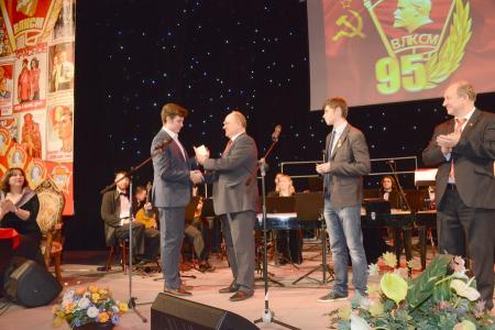 Московские коммунисты и комсомольцы провели торжественный вечер в Москве в честь 95-й годовщины создания ВЛКСМ